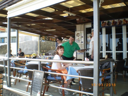 Tarjoilijat ovat täällä vähän...